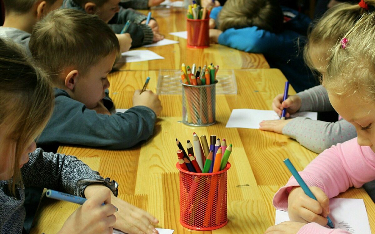 Kinder im Kindergarten malen Bilder Kinder im Kindergarten malen Bilder